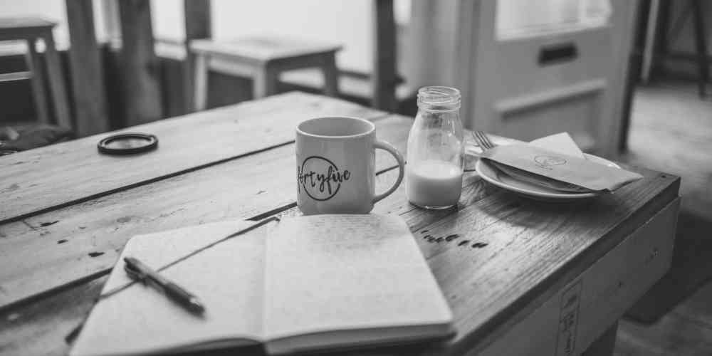 Wer sind wir? Über SyntaxPhoenix Tasse Kaffee und Milch auf einem Tisch