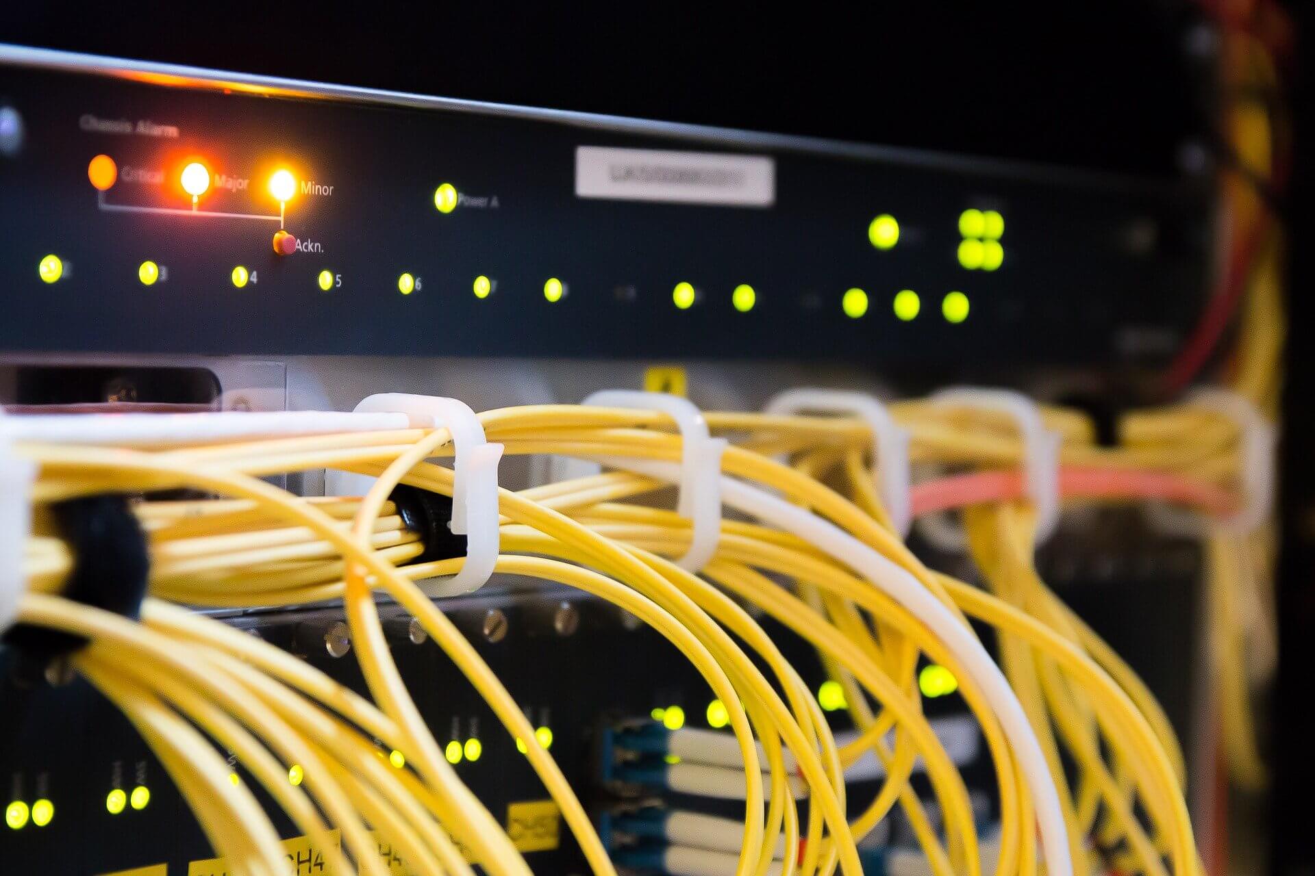 Starke Infrastruktur für das SyntaxPhoenix Security-Shield zum Schutz Ihrer Infrastruktur Verkabelung eines Racks mit Kabel-Management