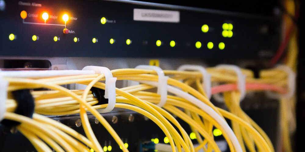 Colocation in Frankfurt am Main Verkabelung eines Racks mit Kabel-Management