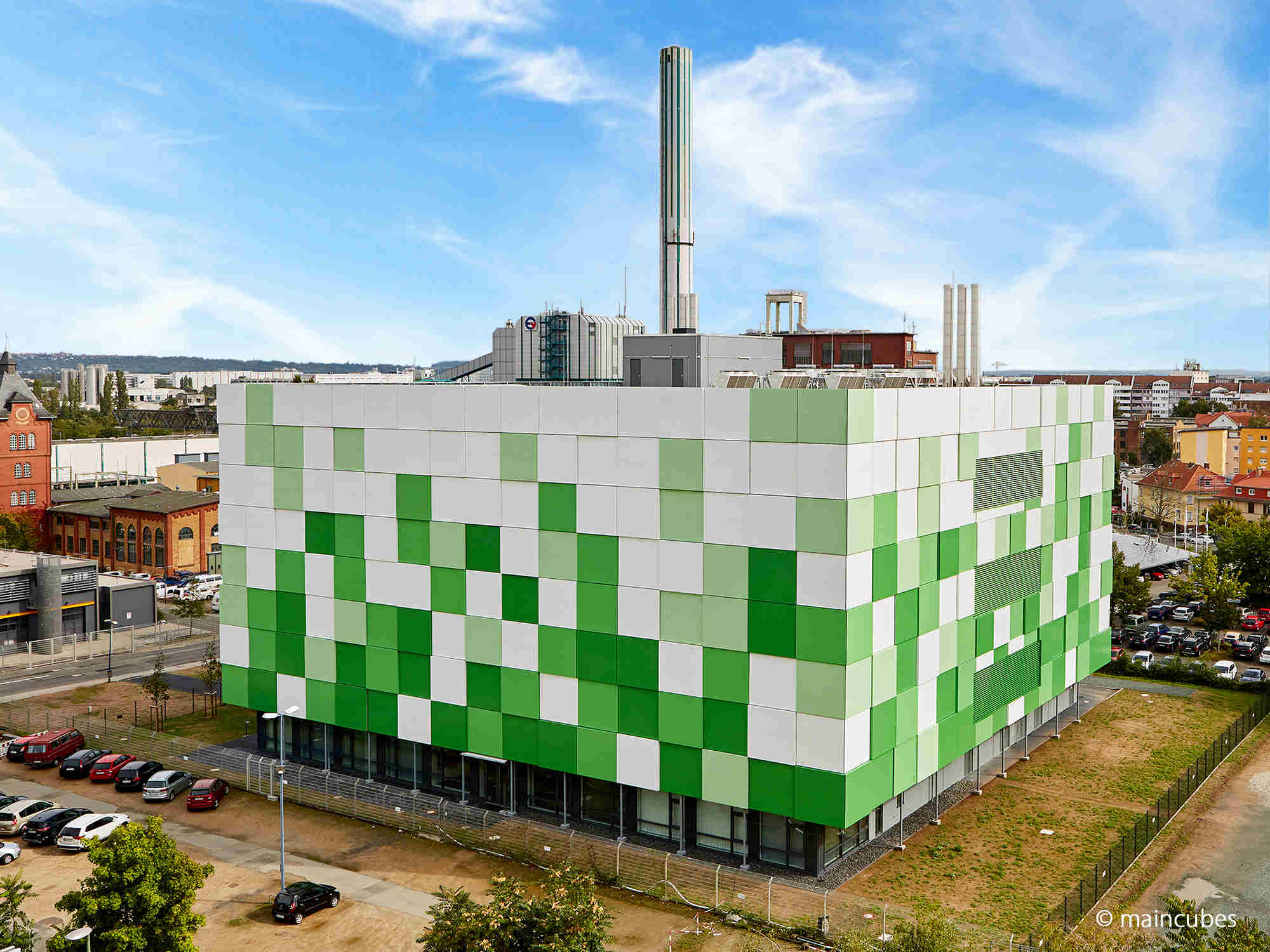 Standort maincubes FRA-01 Ein grün/weißes Gebäude inmitten einer Stadt