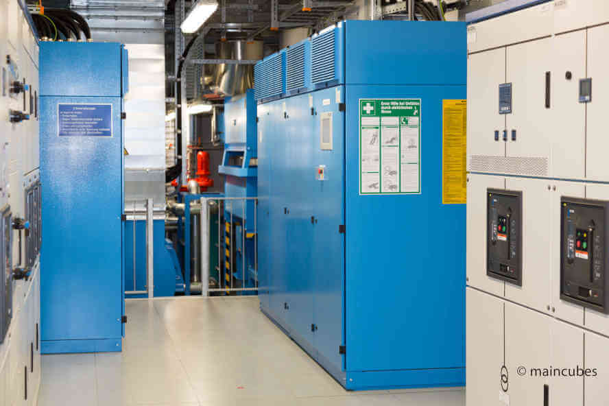 Ausfallsicherheit - Gesichert durch USV und Dieselgenerator Raum mit Schaltschränken und einem Dieselgenerator