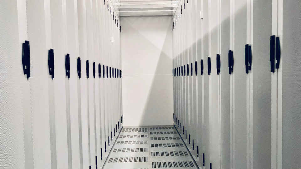 Infrastructure as a Service - Hosting Kaltgang mit mehreren Racks
