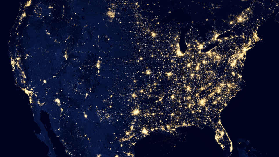 IP-Transit am Standort FRA-01 Karte mit Lichtern der Städte bei Nacht aus dem All