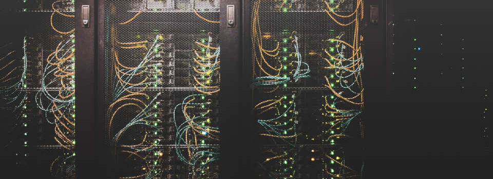 Racks mit verkabelten Servern