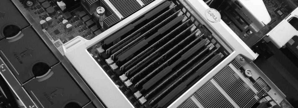 Offener Rack-Server mit Blick auf das Motherboard und den RAM