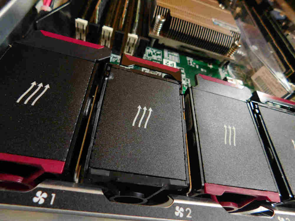 Unsere Server - Markenhardware von HPE Nahaufnahme eines HPE DL360e mit Blick auf Lüfter und RAM