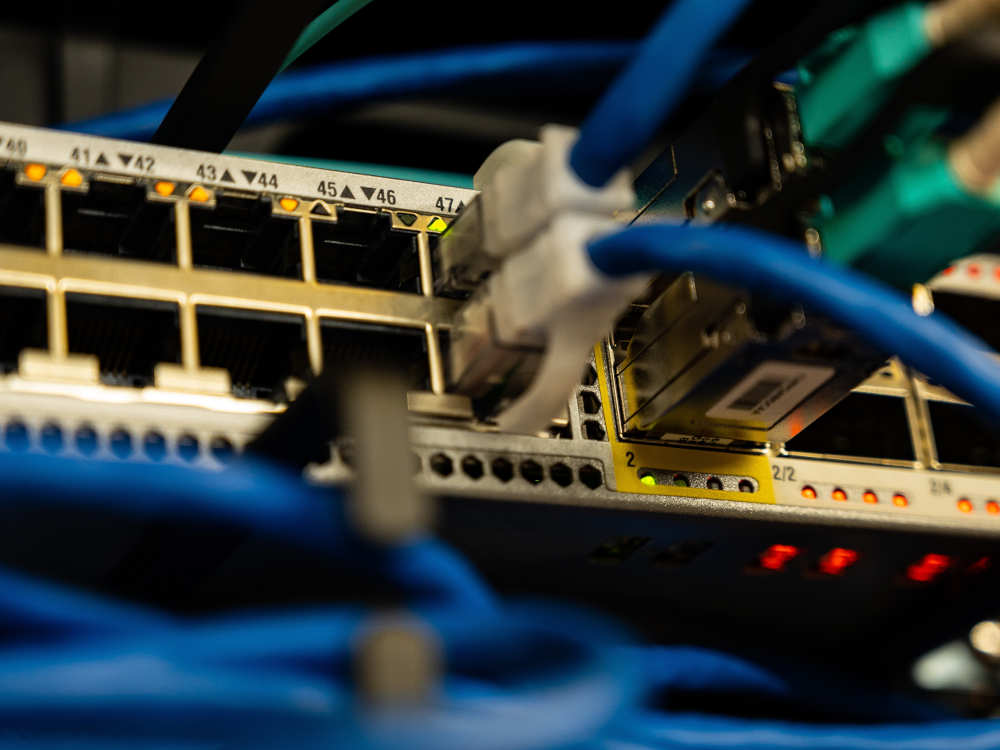 Unser Netzwerk EX-3300 Switch von Juniper im Rack