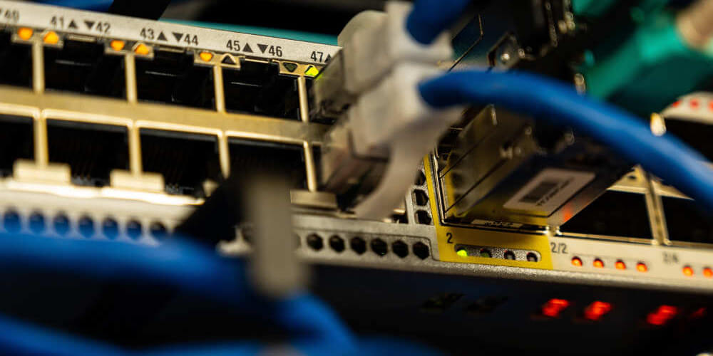 Der SyntaxPhoenix DDoS-Schutz schützt ihre Infrastruktur gegen DDoS- und DoS-Angriffe EX-3300 Switch von Juniper im Rack